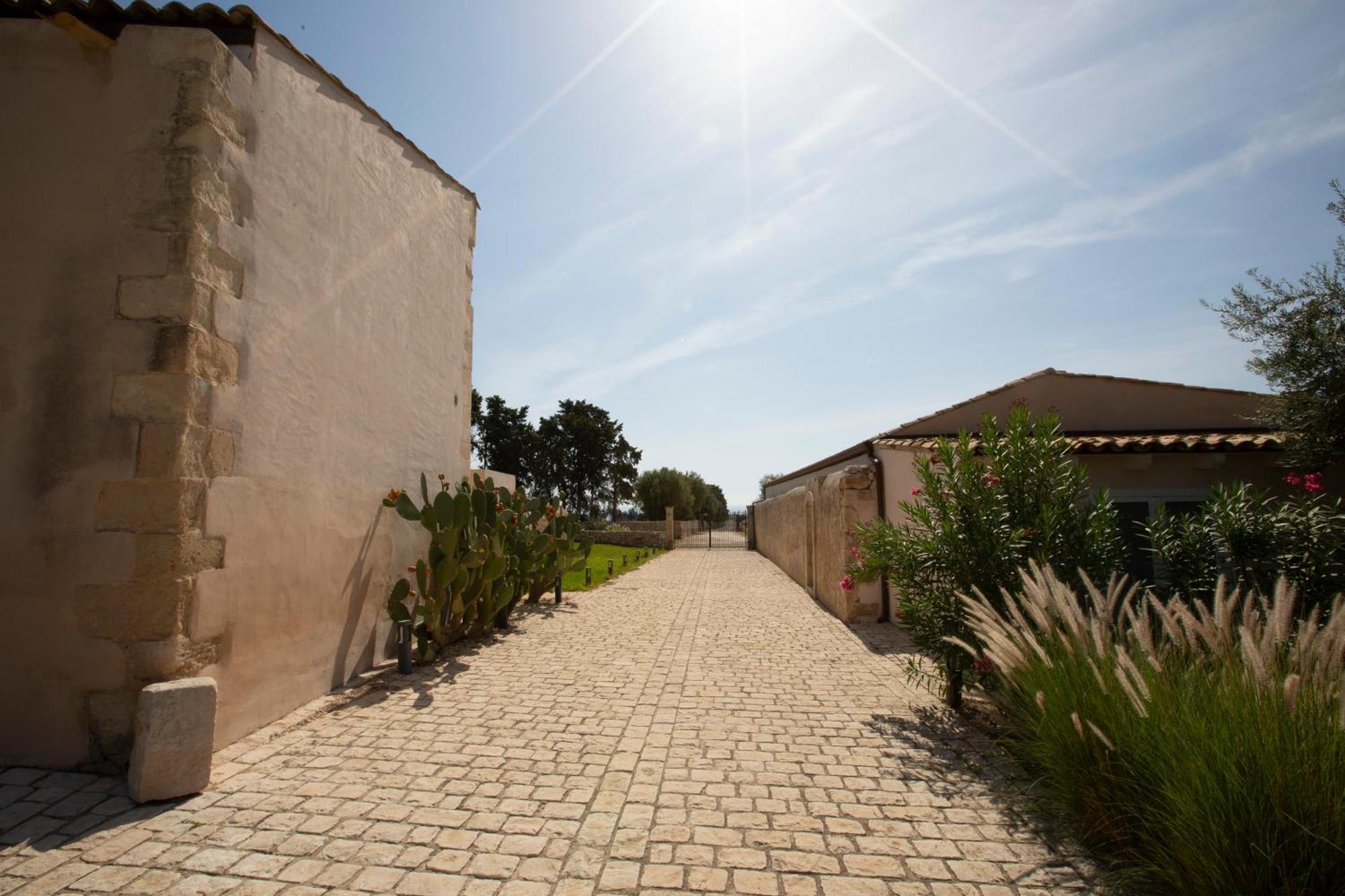Ballium Luxury Relais Avola Exterior photo